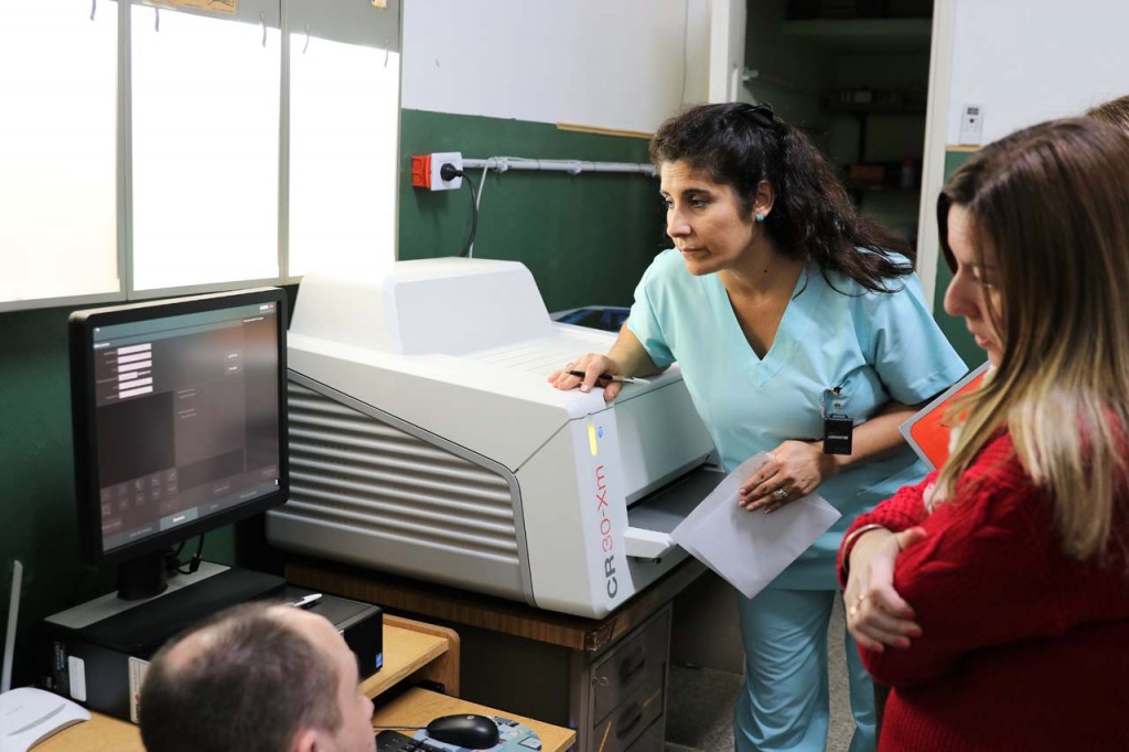 Personal de enfermería capacitándose para utilizar el nuevo digitalizador