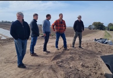 Avanza la Modernización de Canales de Riego en Villarino: el intendente supervisa cruciales obras de impermeabilización